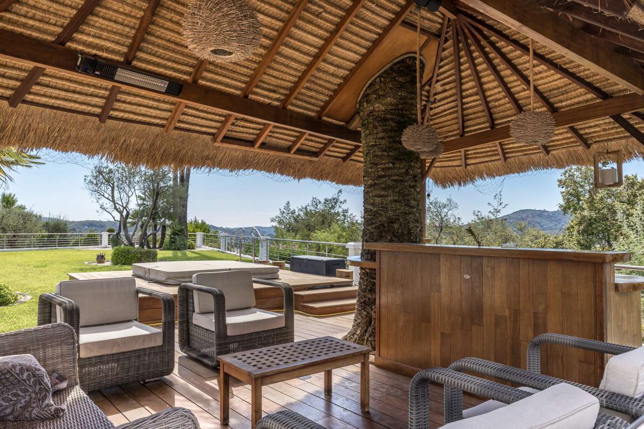 With magnificent panoramic views and superb sunsets, this superb bright, sp