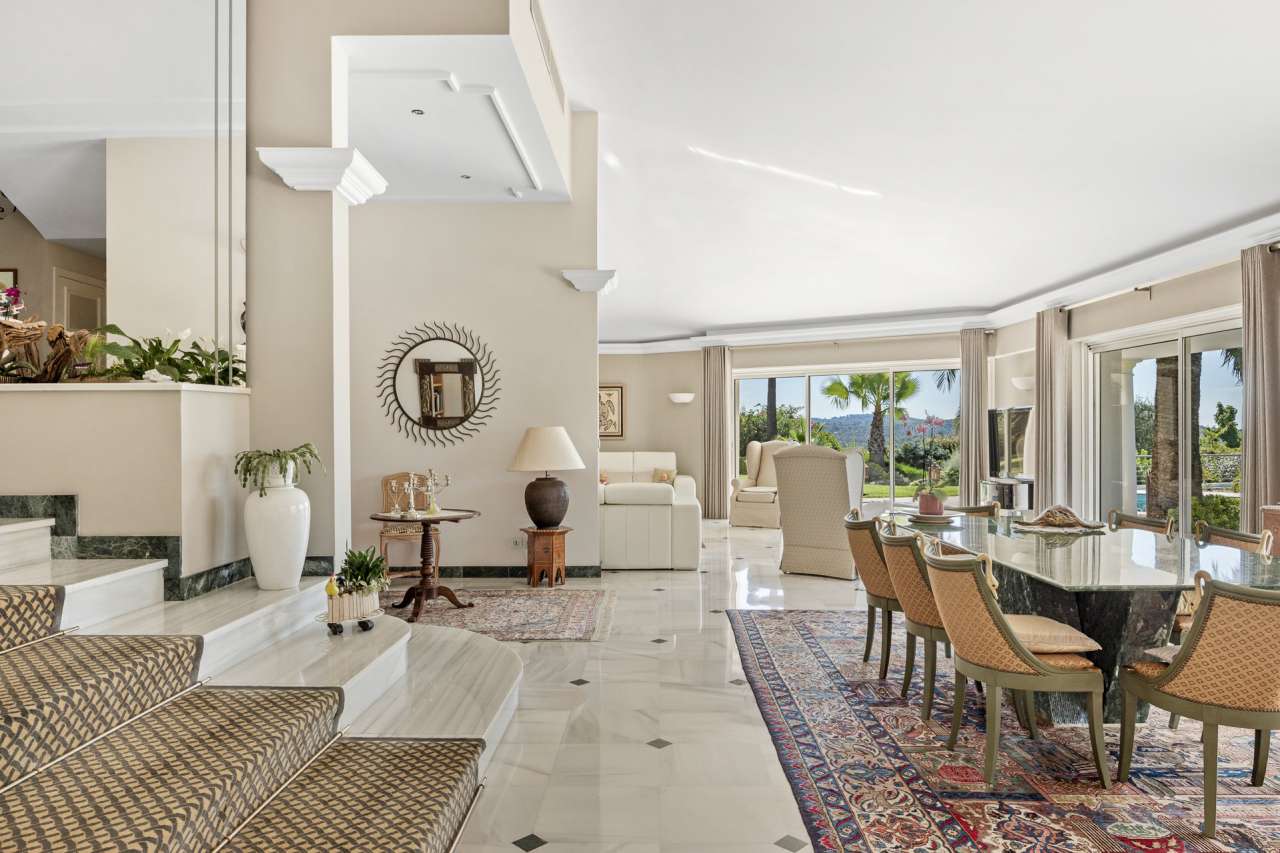 With magnificent panoramic views and superb sunsets, this superb bright, sp