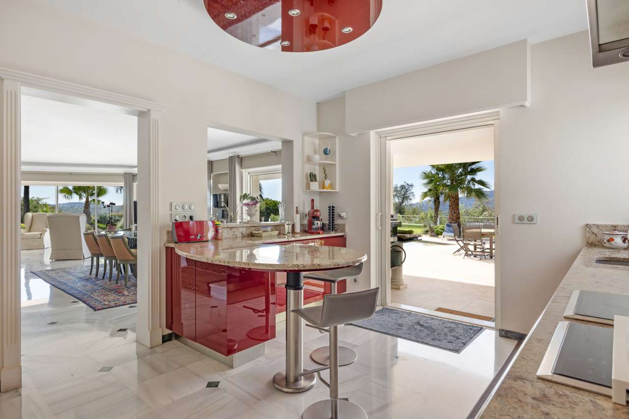 With magnificent panoramic views and superb sunsets, this superb bright, sp