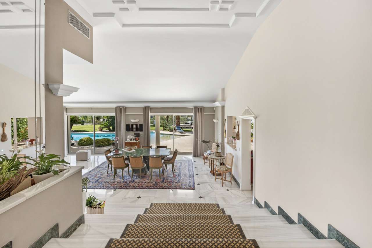 With magnificent panoramic views and superb sunsets, this superb bright, sp