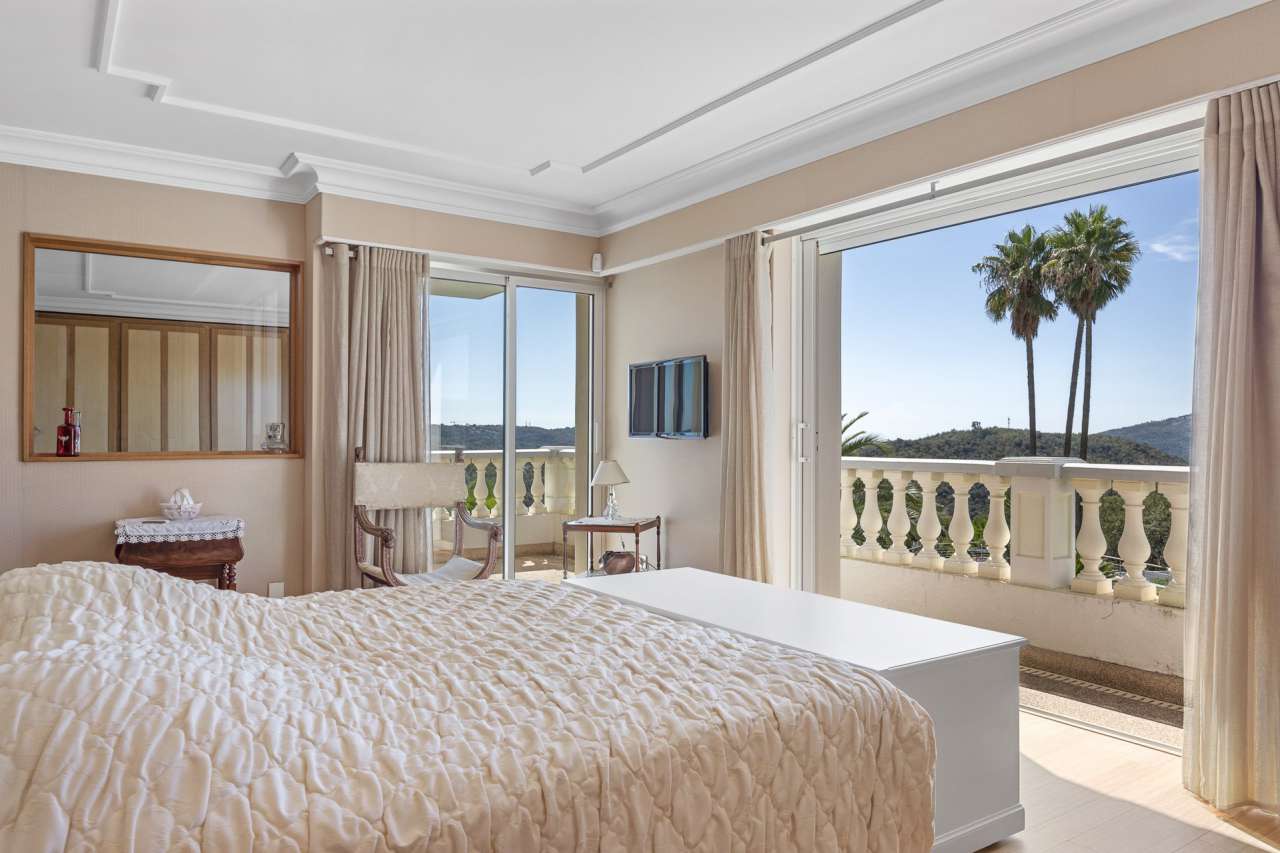 With magnificent panoramic views and superb sunsets, this superb bright, sp