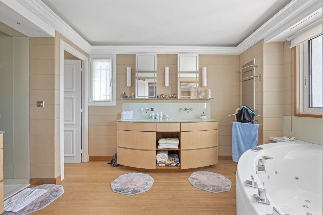 With magnificent panoramic views and superb sunsets, this superb bright, sp