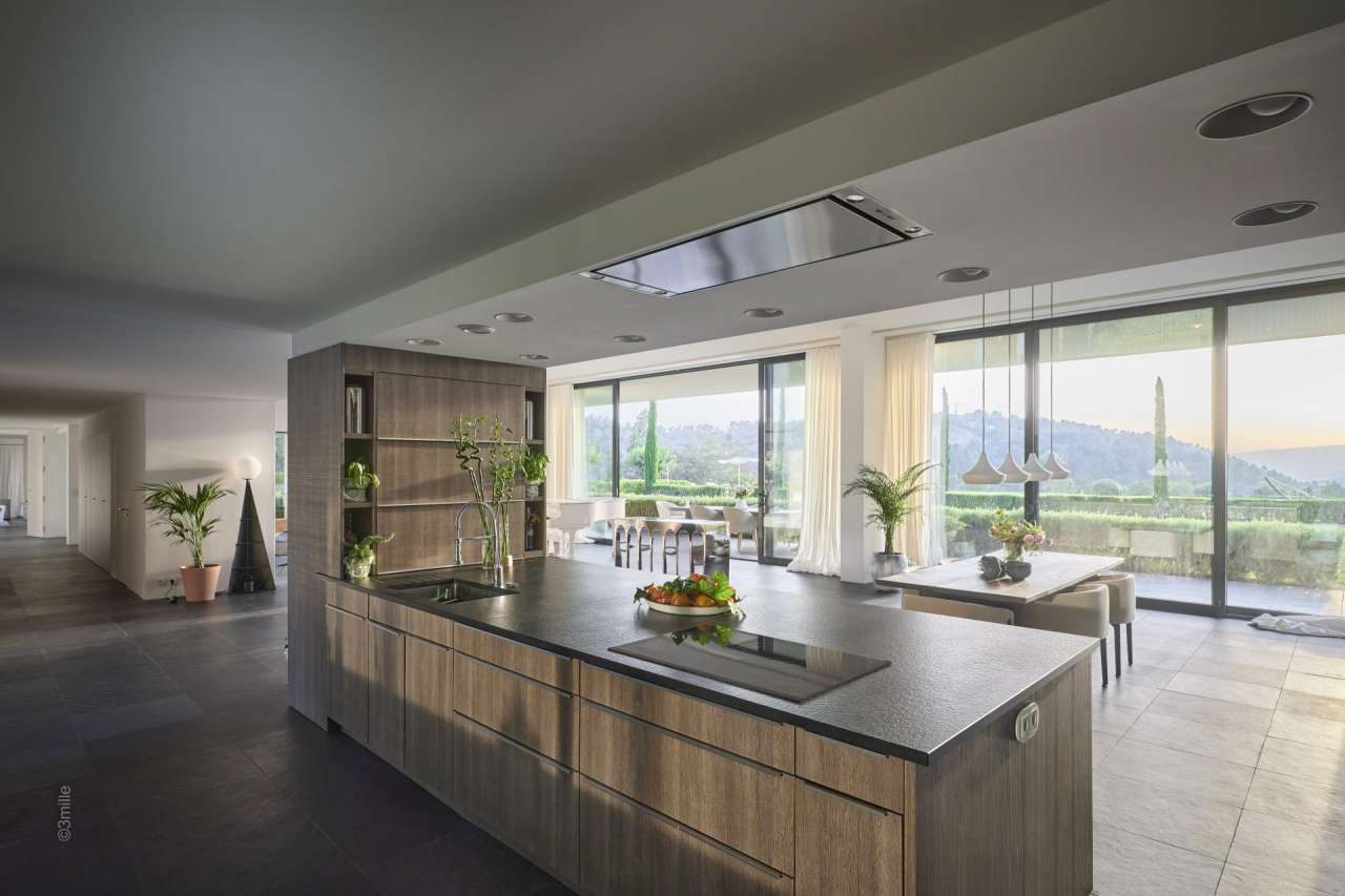 Luxurious 6 bedroom architect designed villa, with a vast total living area