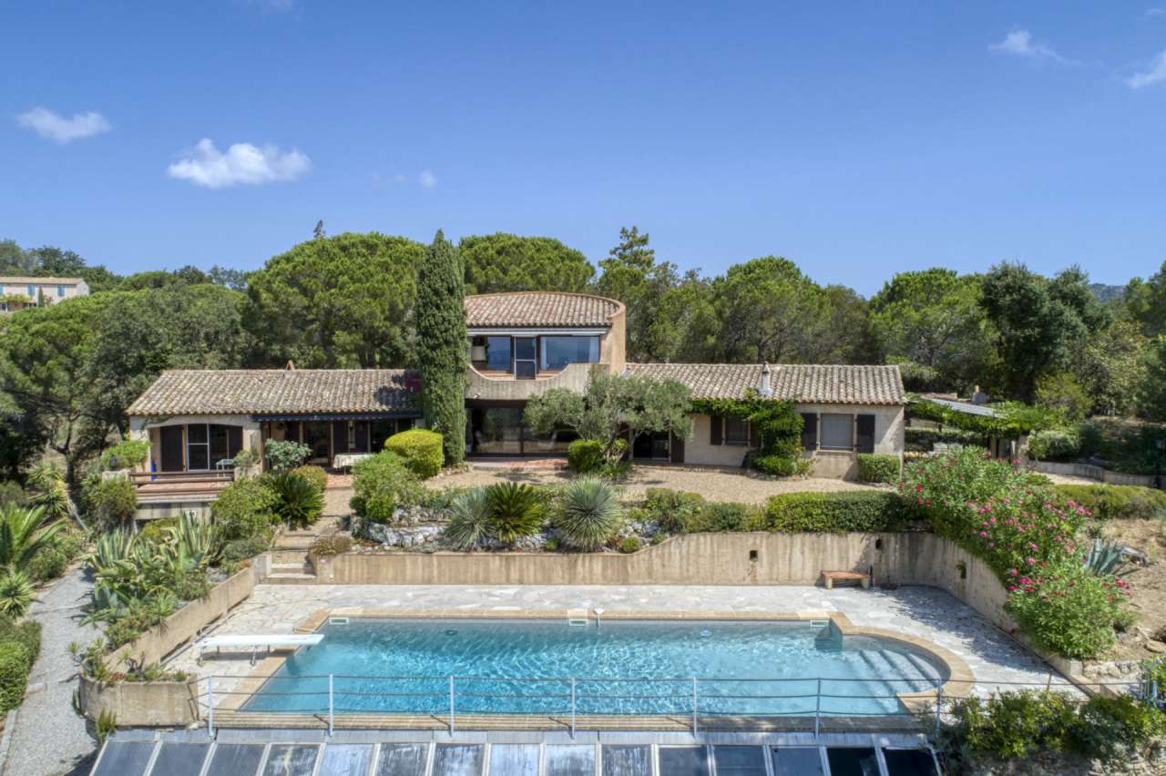 With stunning sea views and ideally situated within a secure and closed dom