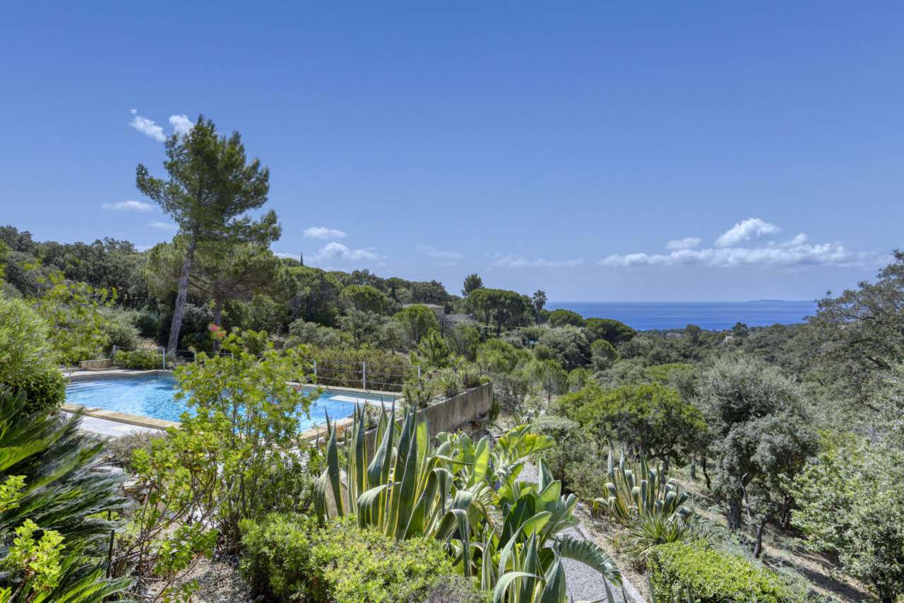 With stunning sea views and ideally situated within a secure and closed dom