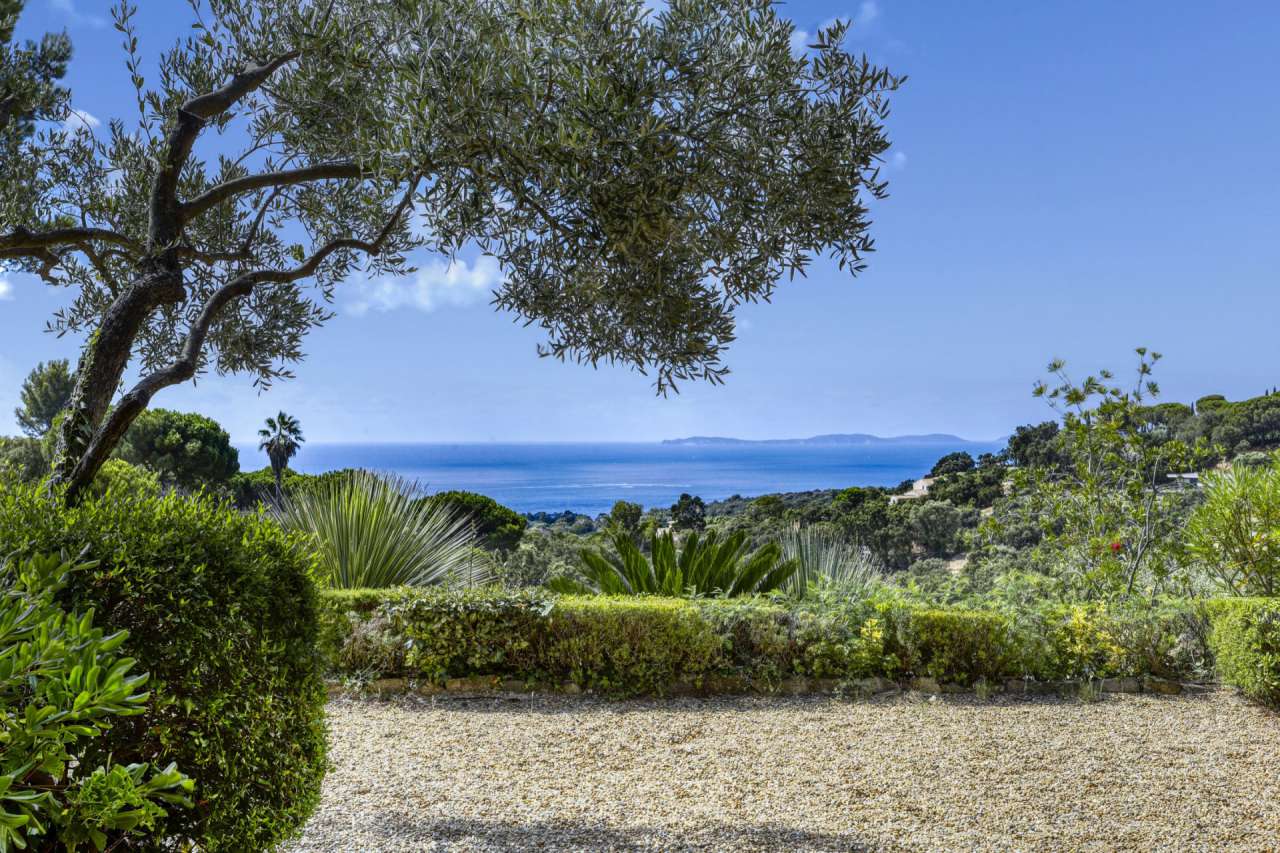 With stunning sea views and ideally situated within a secure and closed dom