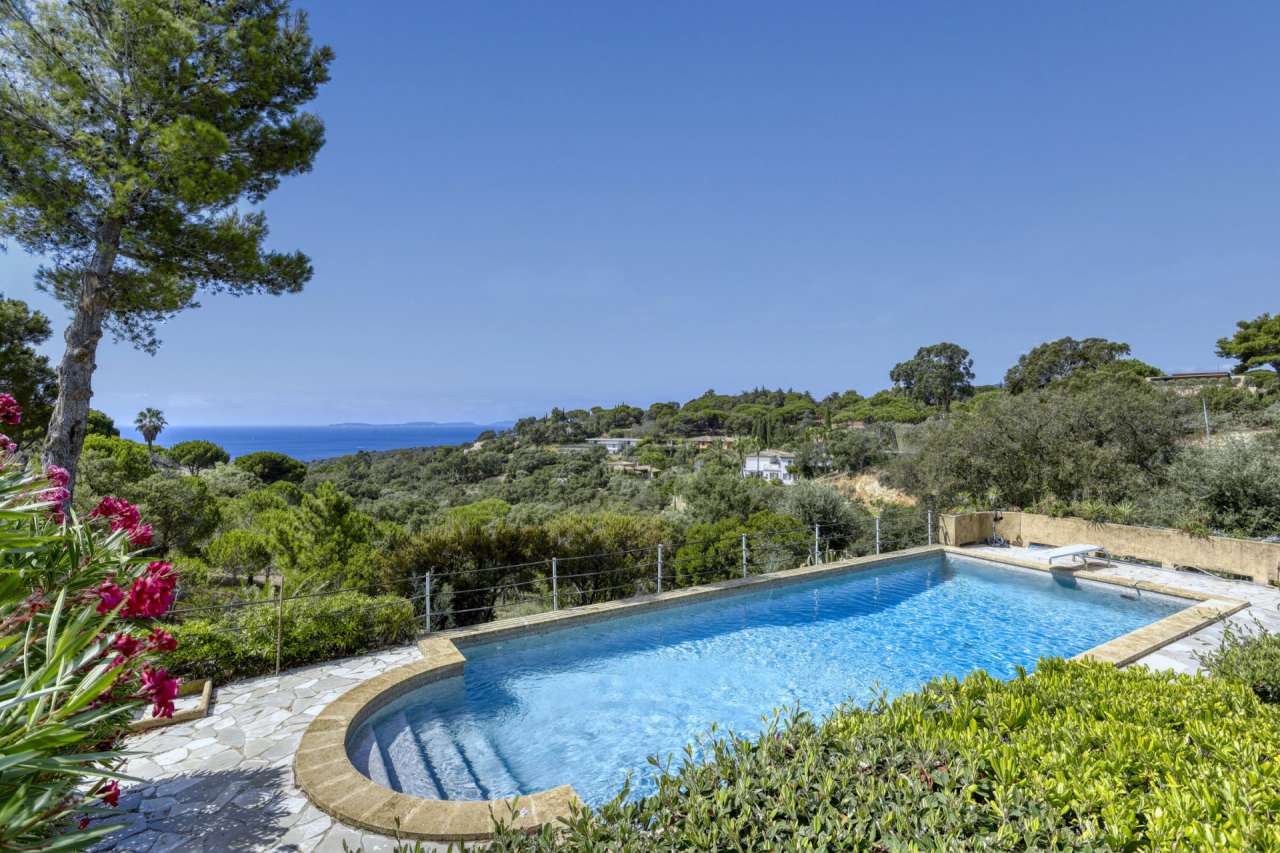 With stunning sea views and ideally situated within a secure and closed dom