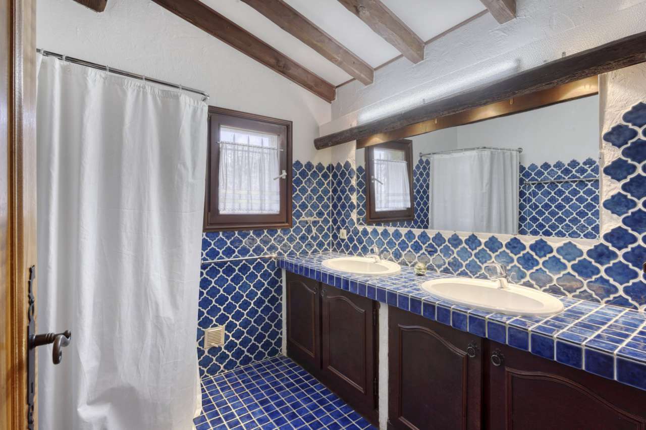 With stunning sea views and ideally situated within a secure and closed dom