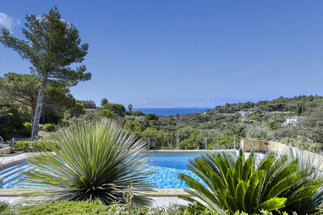 With stunning sea views and ideally situated within a secure and closed dom