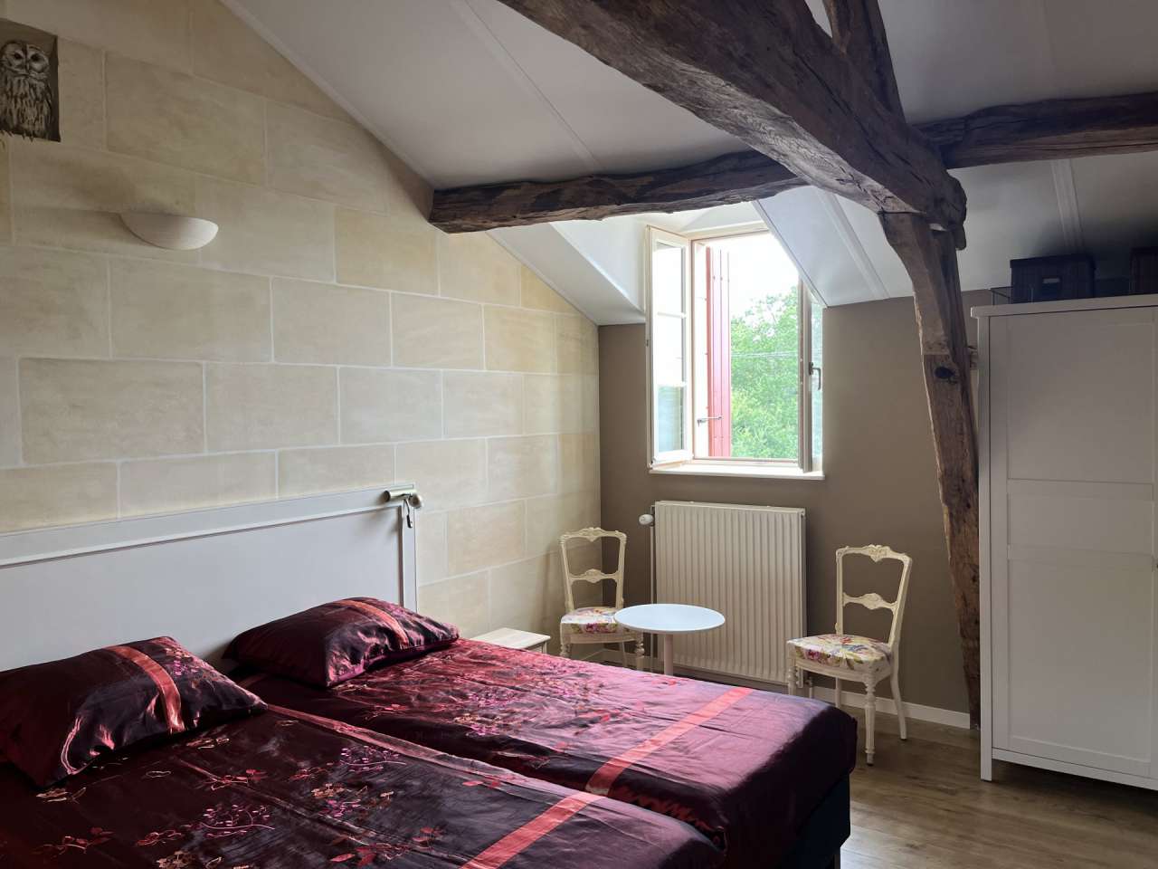 With excellent business and income opportunities, this spacious 14 bedroom