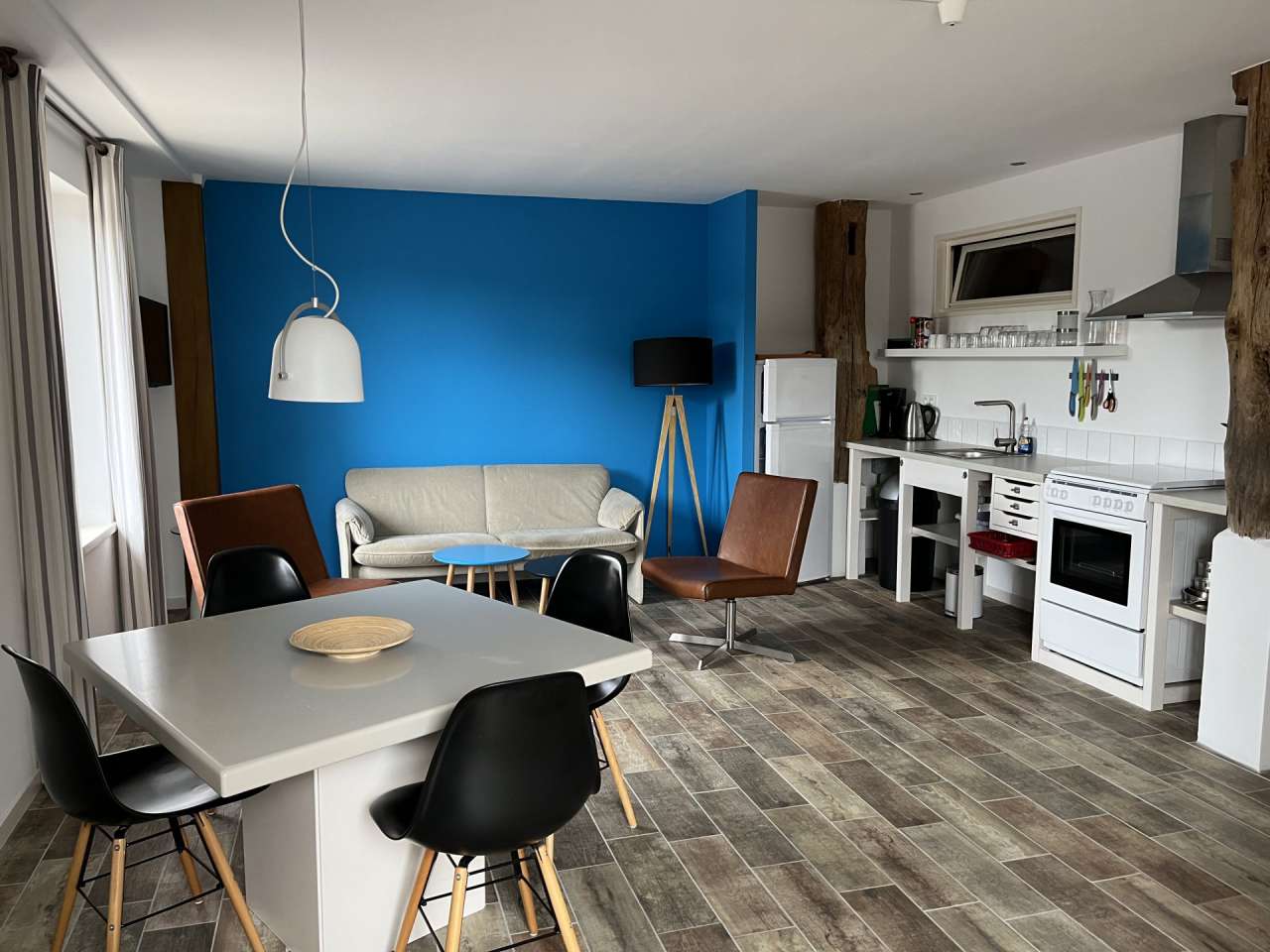 With excellent business and income opportunities, this spacious 14 bedroom