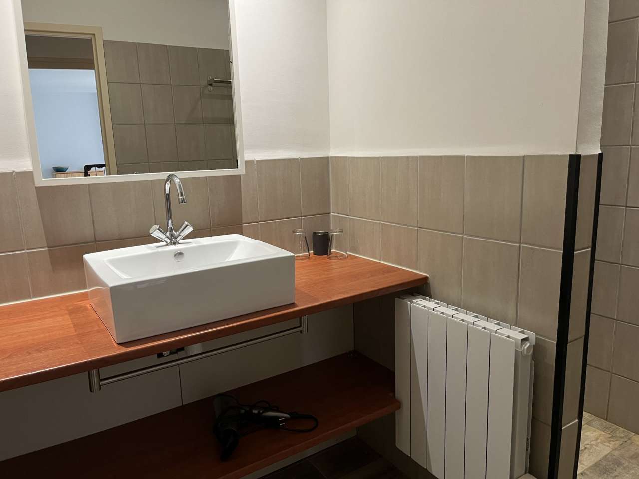 With excellent business and income opportunities, this spacious 14 bedroom