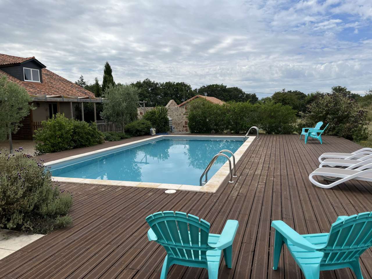 With excellent business and income opportunities, this spacious 14 bedroom