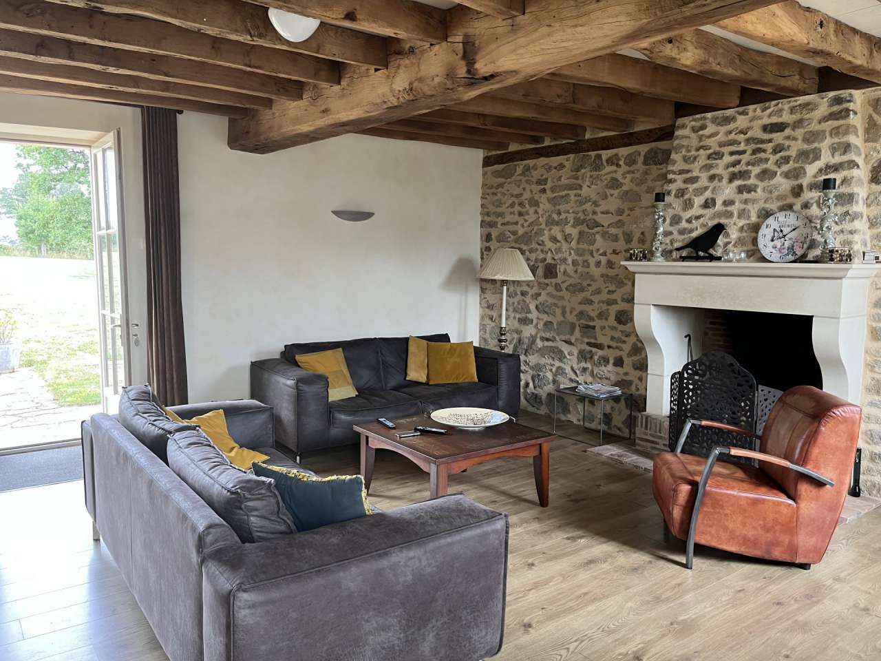 With excellent business and income opportunities, this spacious 14 bedroom