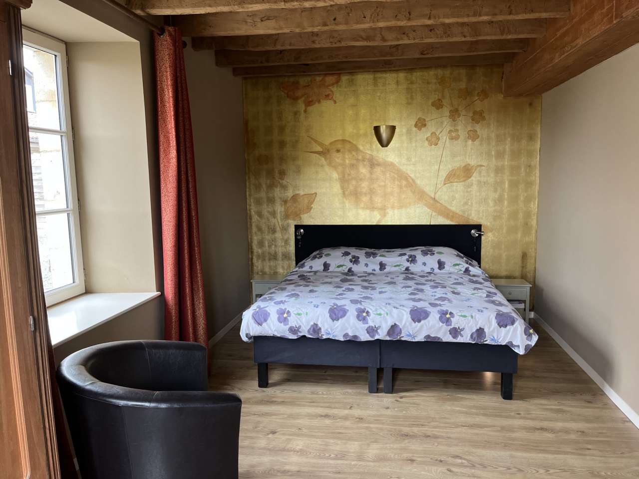 With excellent business and income opportunities, this spacious 14 bedroom