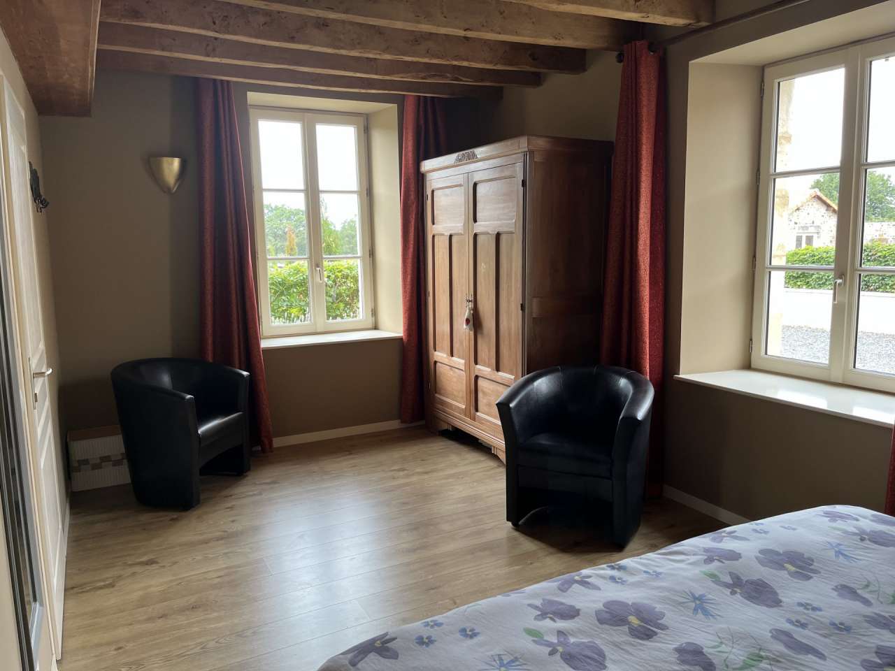 With excellent business and income opportunities, this spacious 14 bedroom