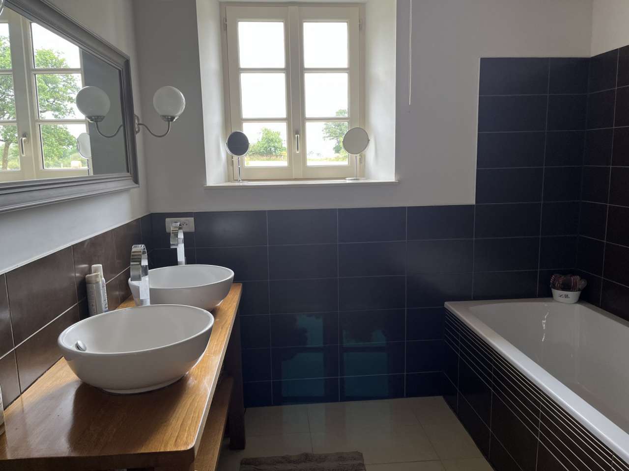 With excellent business and income opportunities, this spacious 14 bedroom