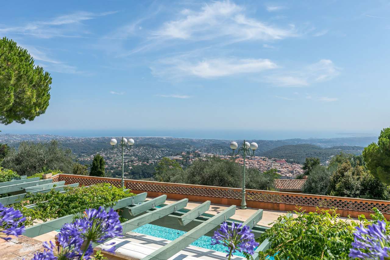 Full of character and charm and with a total spacious living area of 470m2,