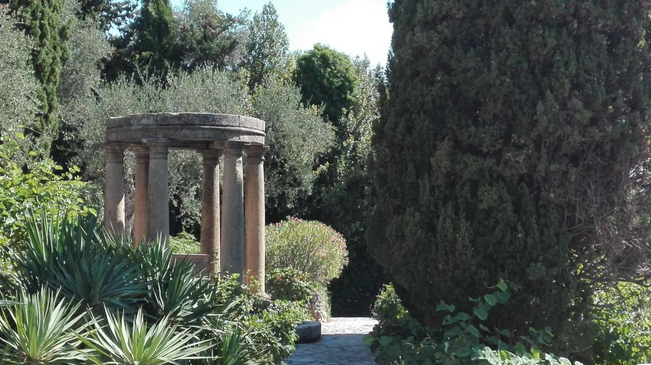 Full of character and charm and with a total spacious living area of 470m2,