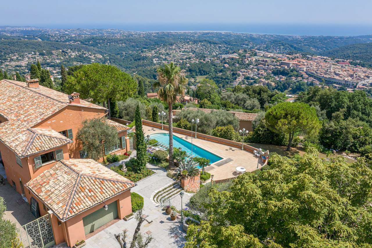 Full of character and charm and with a total spacious living area of 470m2,