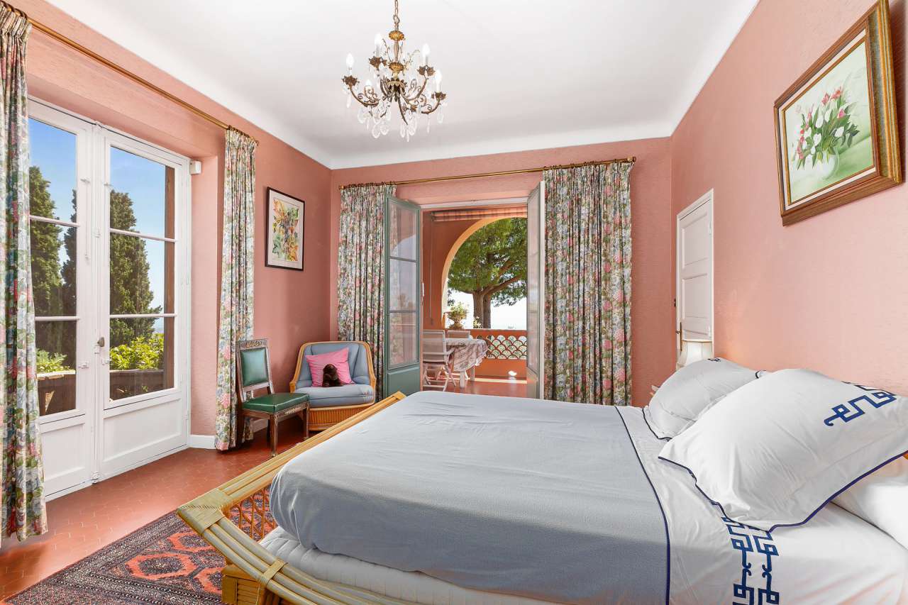 Full of character and charm and with a total spacious living area of 470m2,