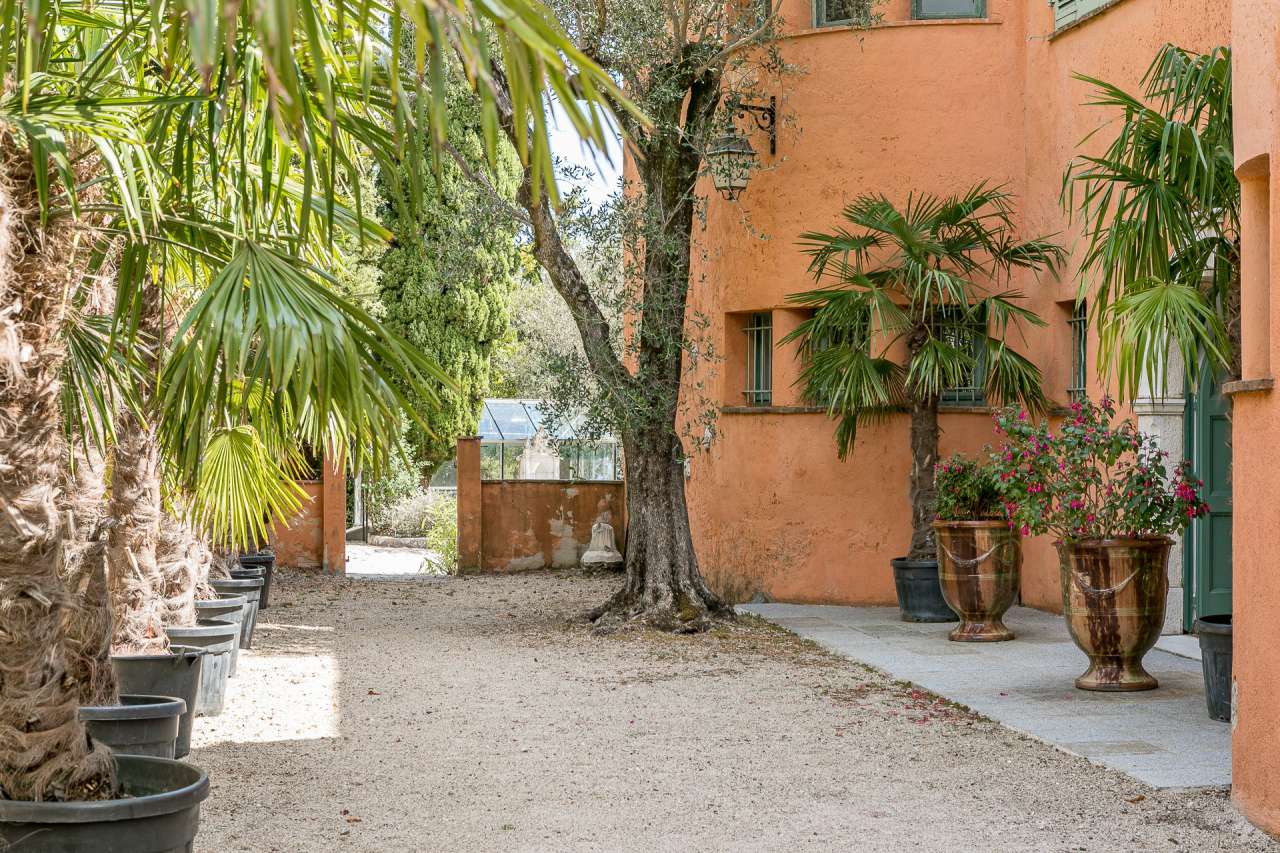 Full of character and charm and with a total spacious living area of 470m2,