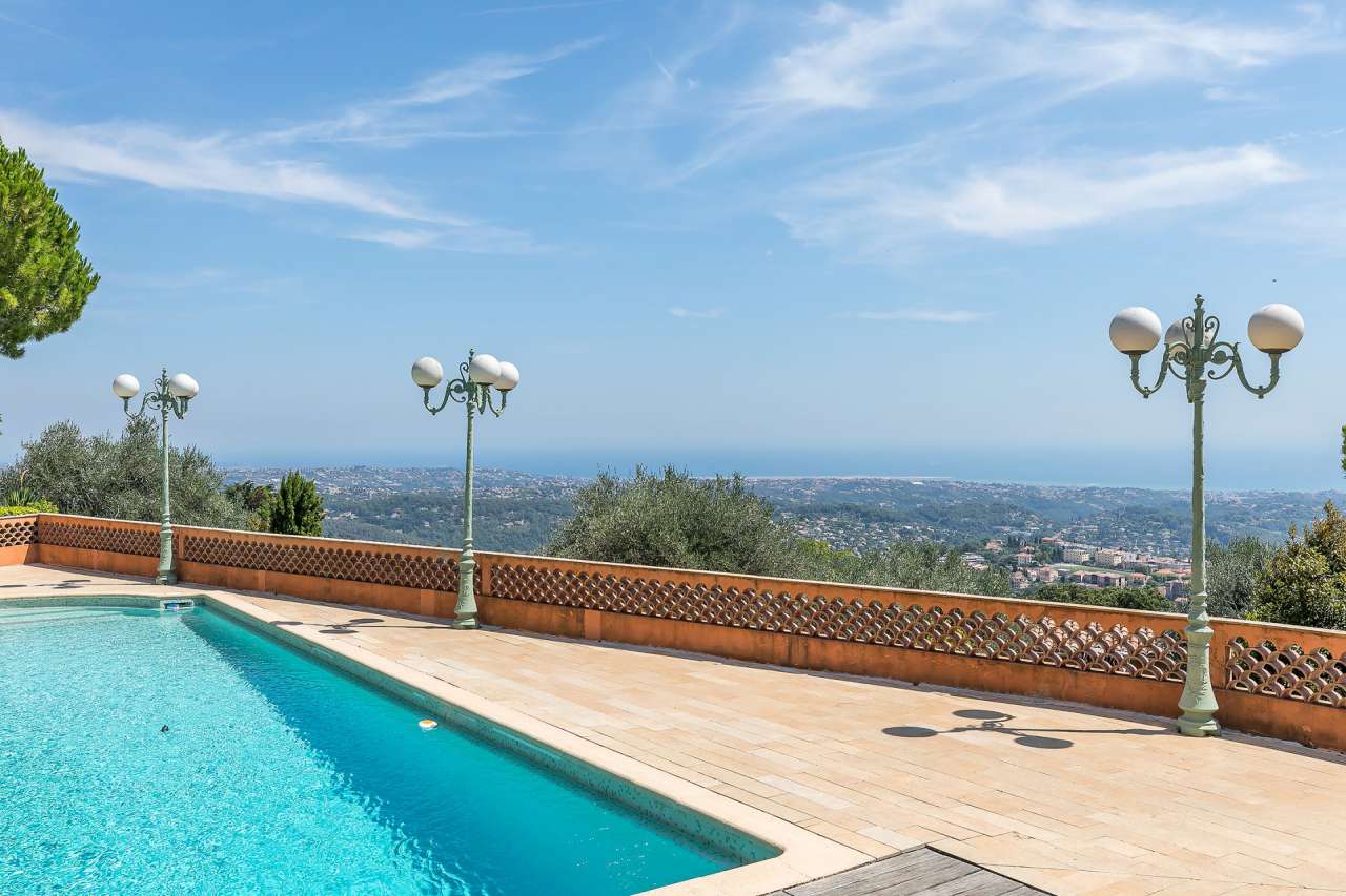 Full of character and charm and with a total spacious living area of 470m2,