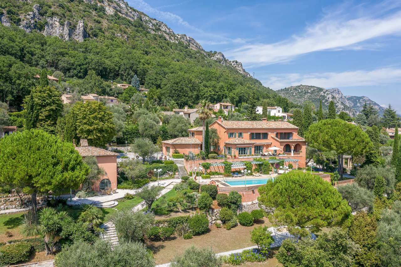 Full of character and charm and with a total spacious living area of 470m2,