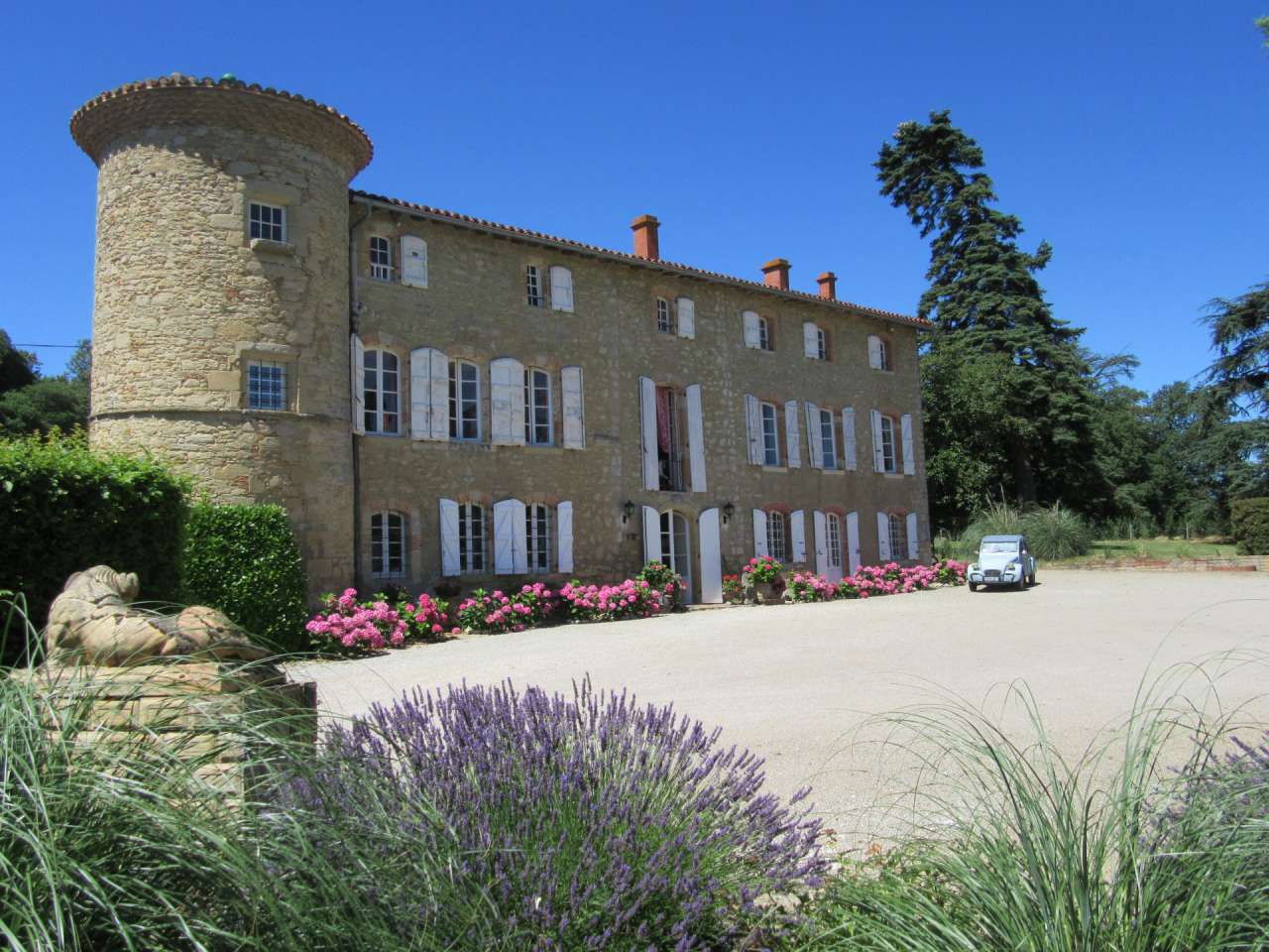 Grand, spacious and beautifully presented 12 bedroom Medieval chateau, whic