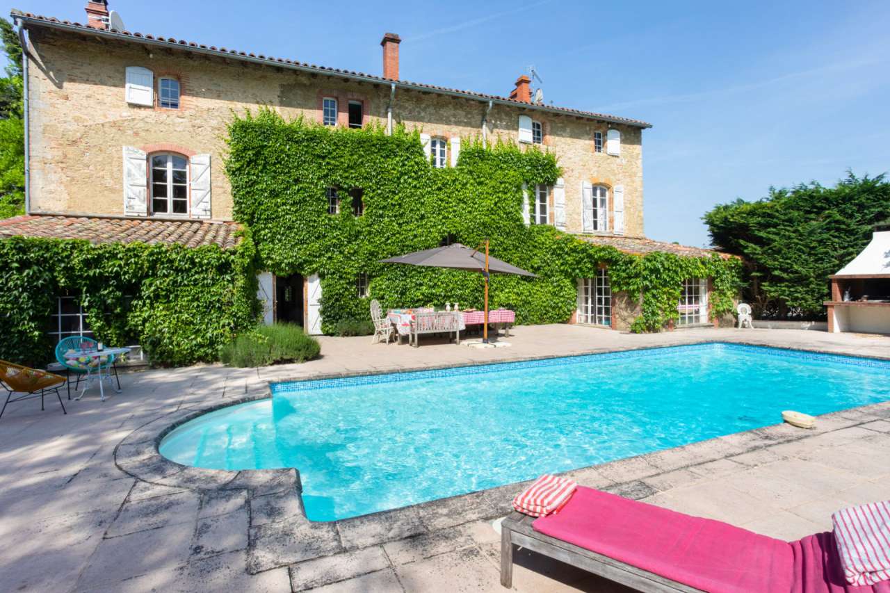 Grand, spacious and beautifully presented 12 bedroom Medieval chateau, whic
