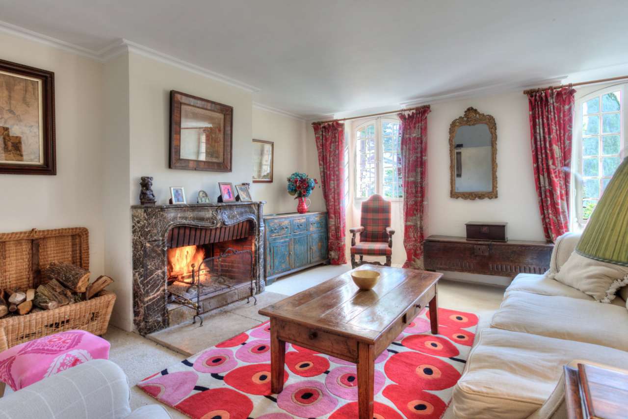 Grand, spacious and beautifully presented 12 bedroom Medieval chateau, whic