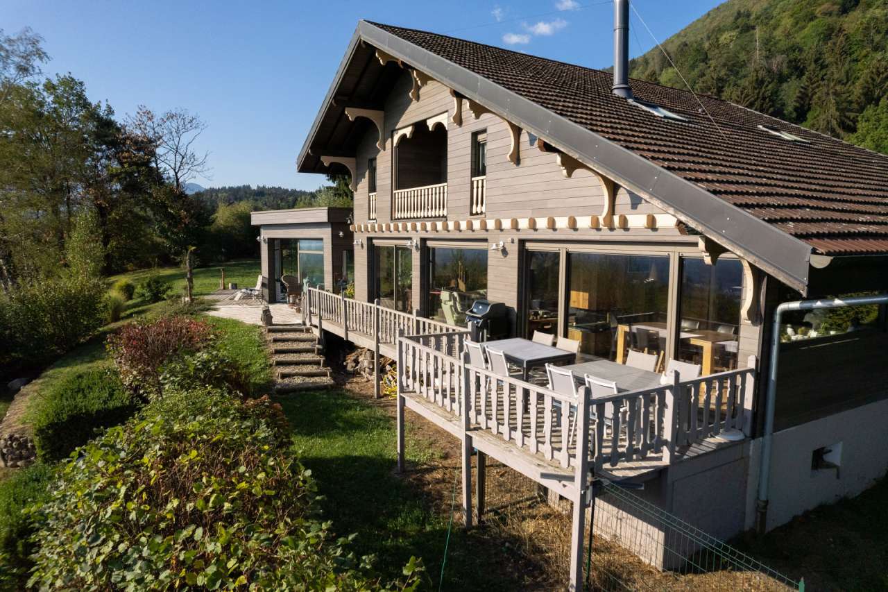 Absolutely enchanting 6 bedroom house with indoor pool, nestling in nearly