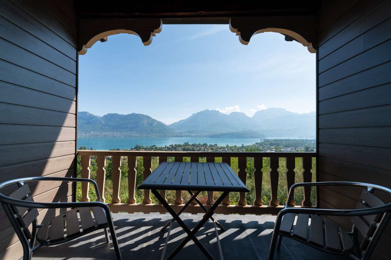 Absolutely enchanting 6 bedroom house with indoor pool, nestling in nearly