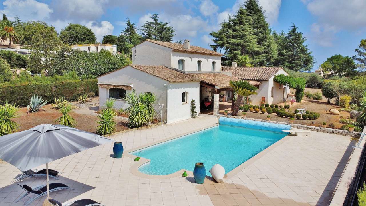 Wonderful opportunity to acquire an immaculate 5 bedroom luxury villa surro