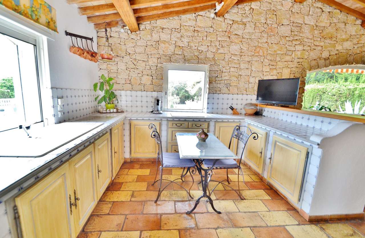 Wonderful opportunity to acquire an immaculate 5 bedroom luxury villa surro