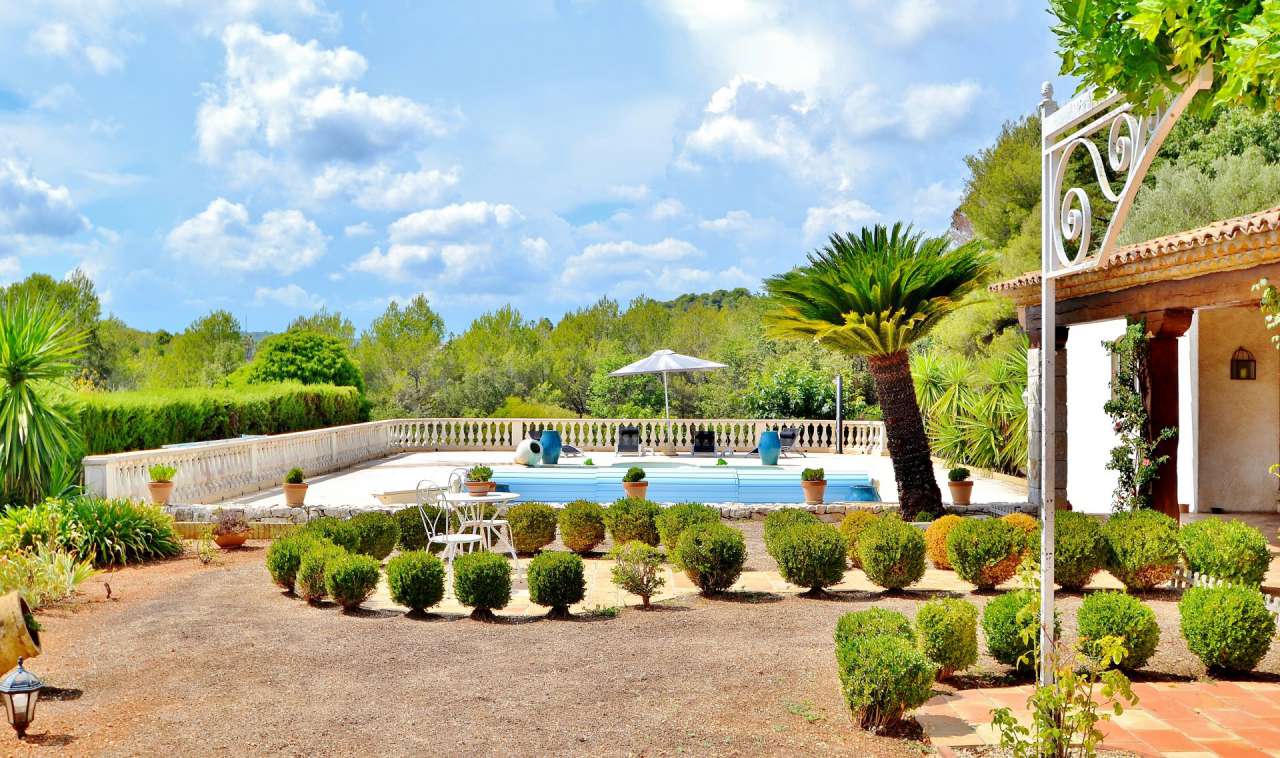 Wonderful opportunity to acquire an immaculate 5 bedroom luxury villa surro