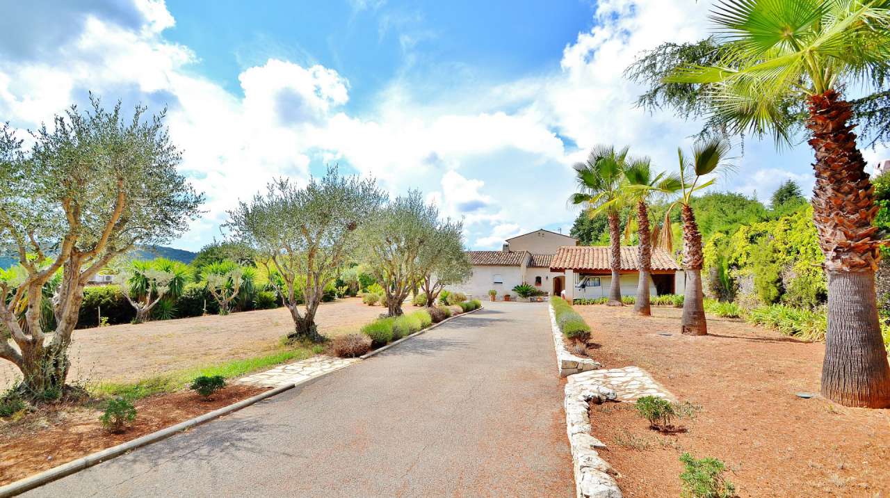 Wonderful opportunity to acquire an immaculate 5 bedroom luxury villa surro