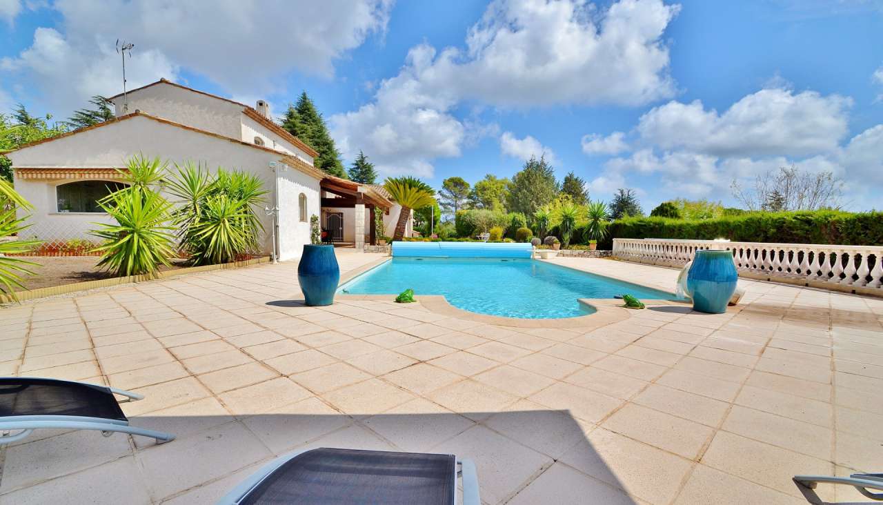 Wonderful opportunity to acquire an immaculate 5 bedroom luxury villa surro