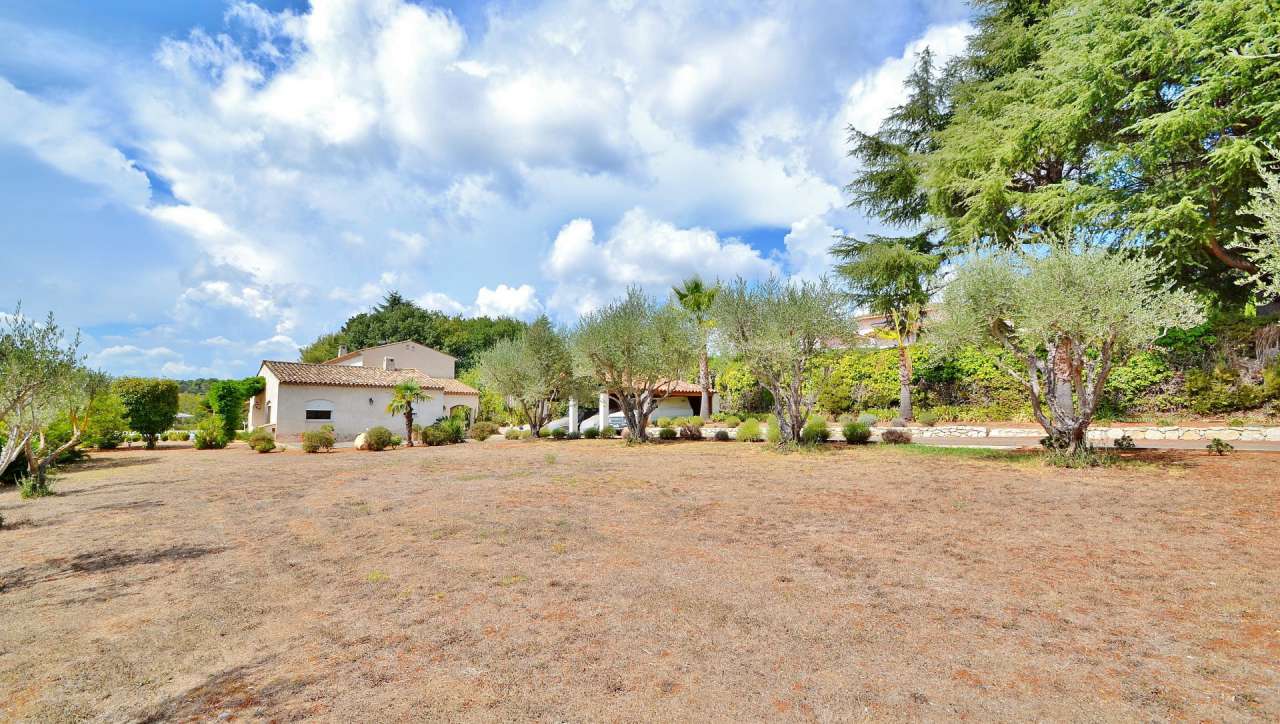 Wonderful opportunity to acquire an immaculate 5 bedroom luxury villa surro