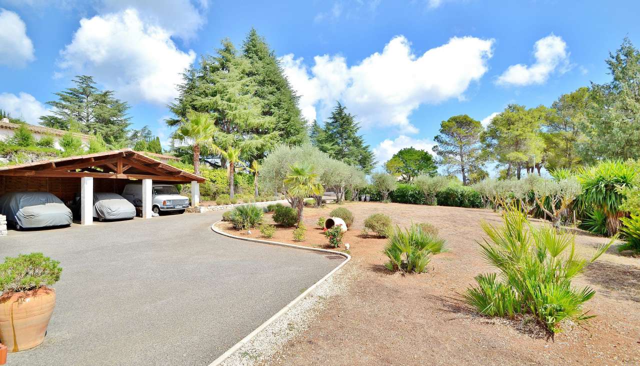 Wonderful opportunity to acquire an immaculate 5 bedroom luxury villa surro