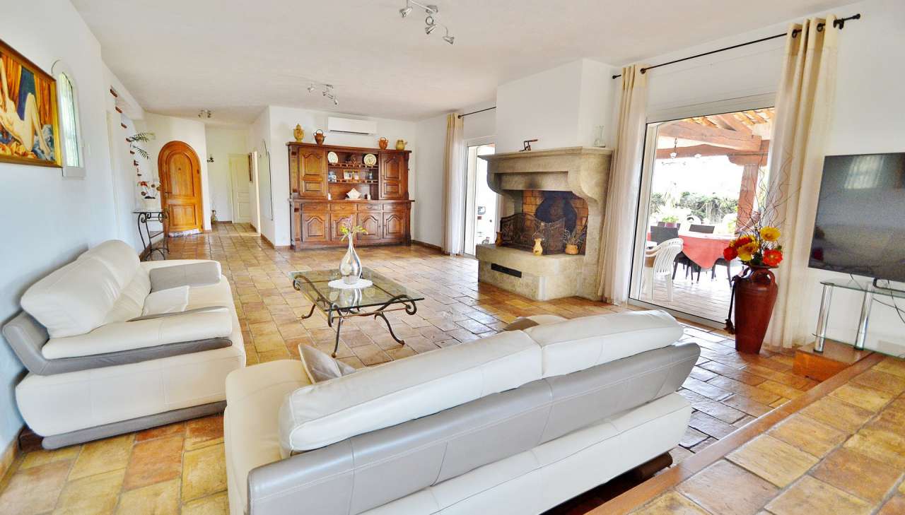 Wonderful opportunity to acquire an immaculate 5 bedroom luxury villa surro