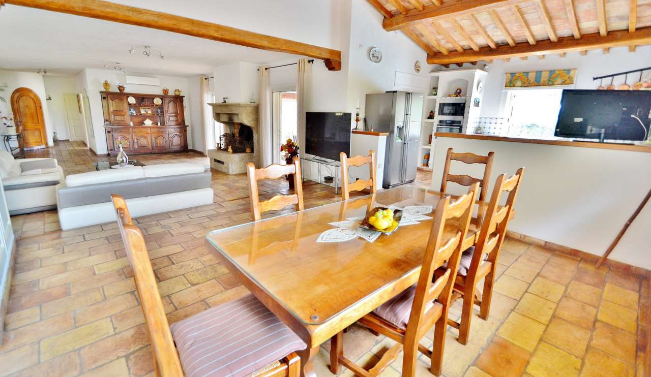 Wonderful opportunity to acquire an immaculate 5 bedroom luxury villa surro