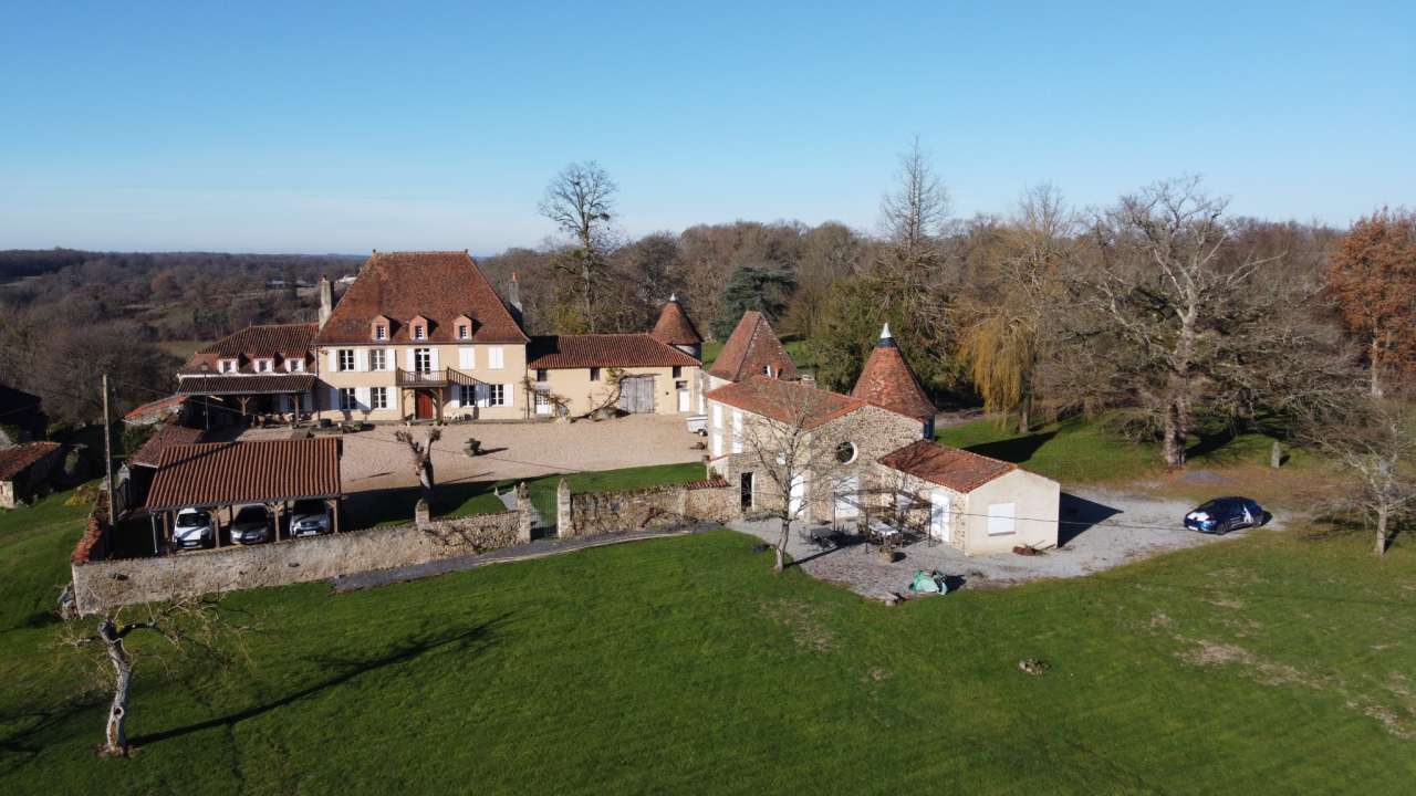 Set within a large 44 hectare plot, this grand and beautifully proportioned
