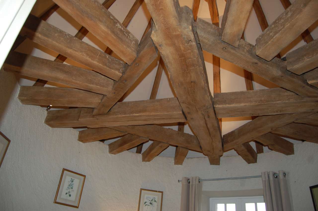 Set within a large 44 hectare plot, this grand and beautifully proportioned