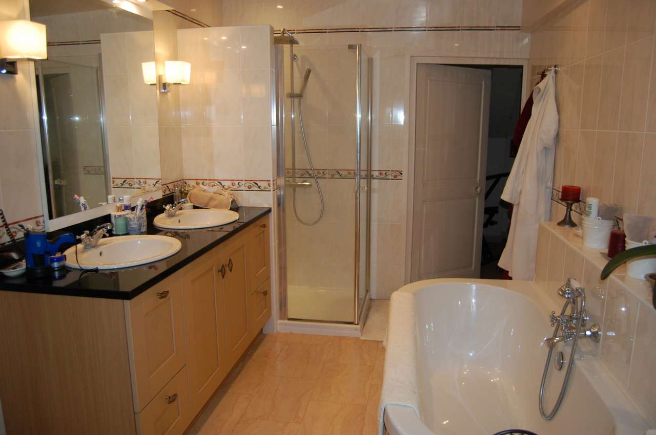 Set within a large 44 hectare plot, this grand and beautifully proportioned