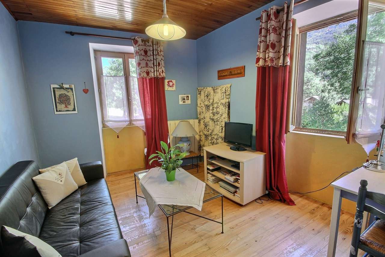 Structurally refurbished 3 bedroom house located in Bourg Saint Maurice, wi