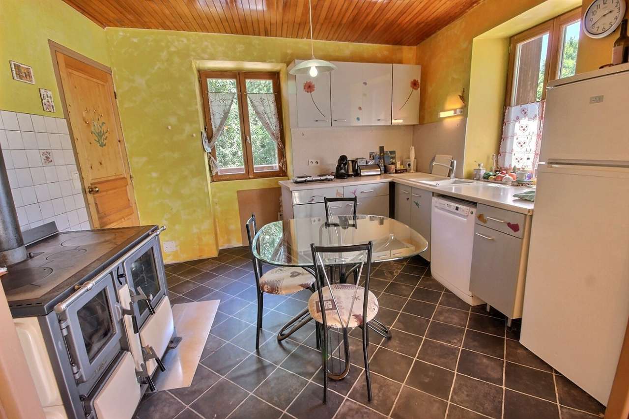 Structurally refurbished 3 bedroom house located in Bourg Saint Maurice, wi