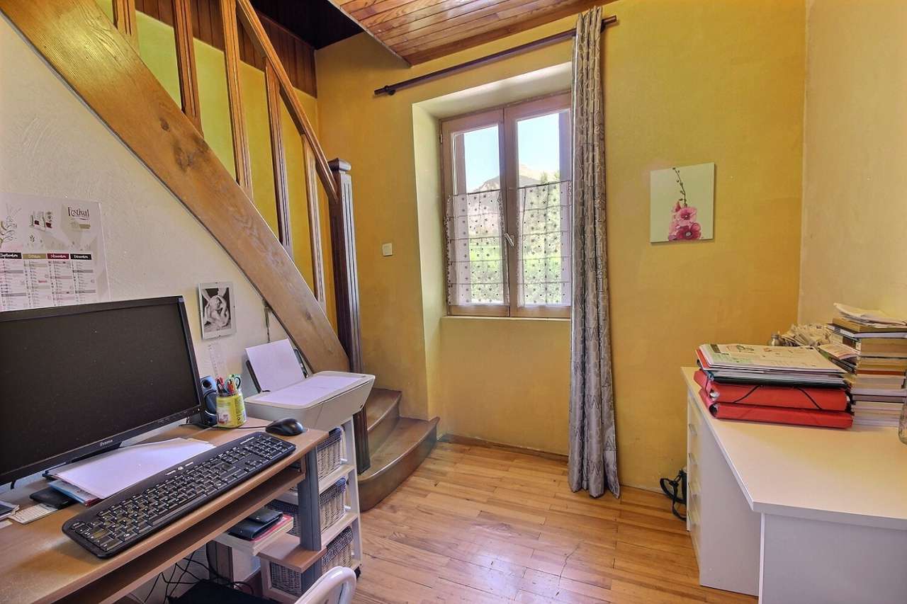 Structurally refurbished 3 bedroom house located in Bourg Saint Maurice, wi