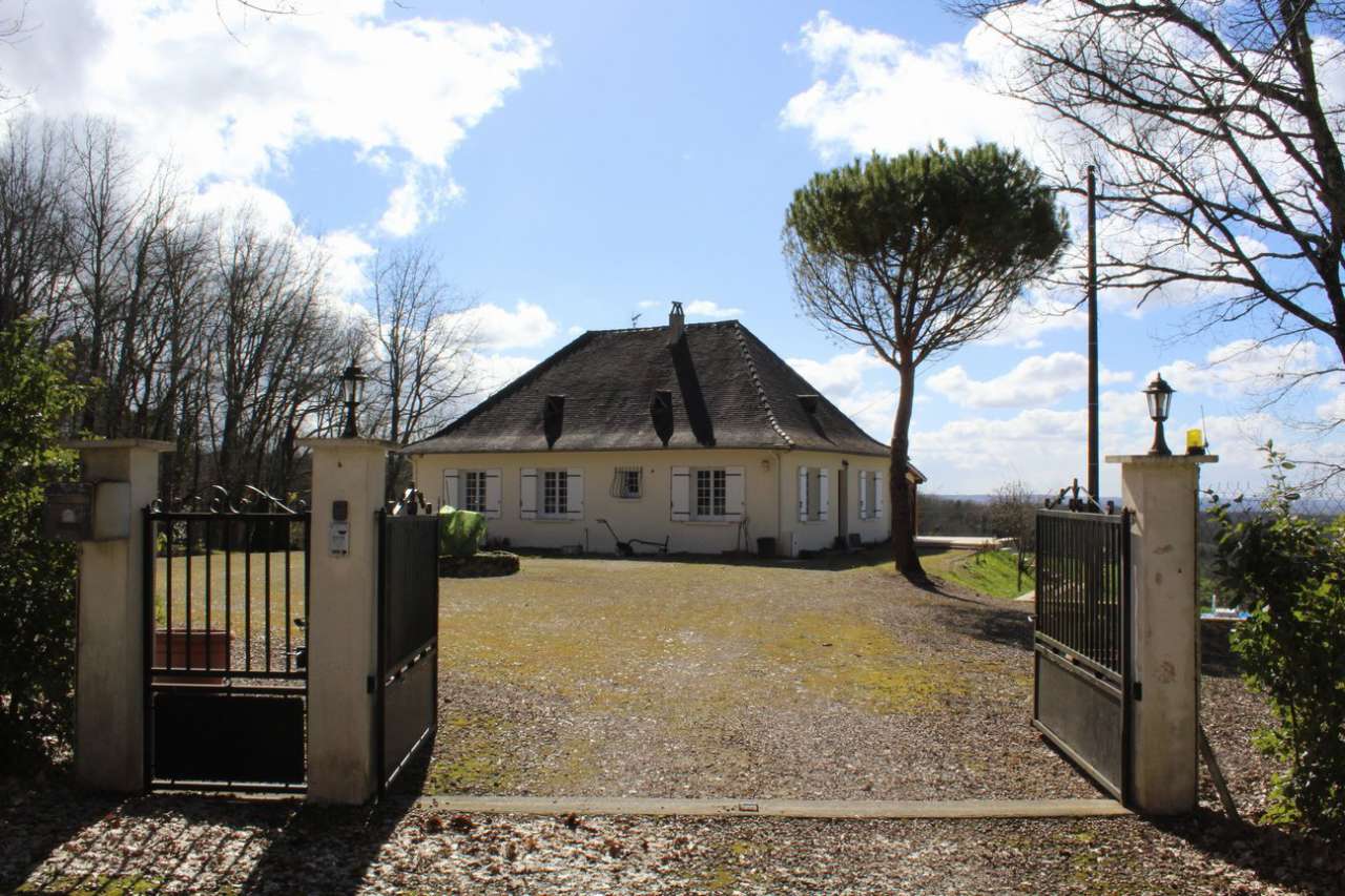 Situated in a quiet setting in Lisle, close to thriving villages and just 6