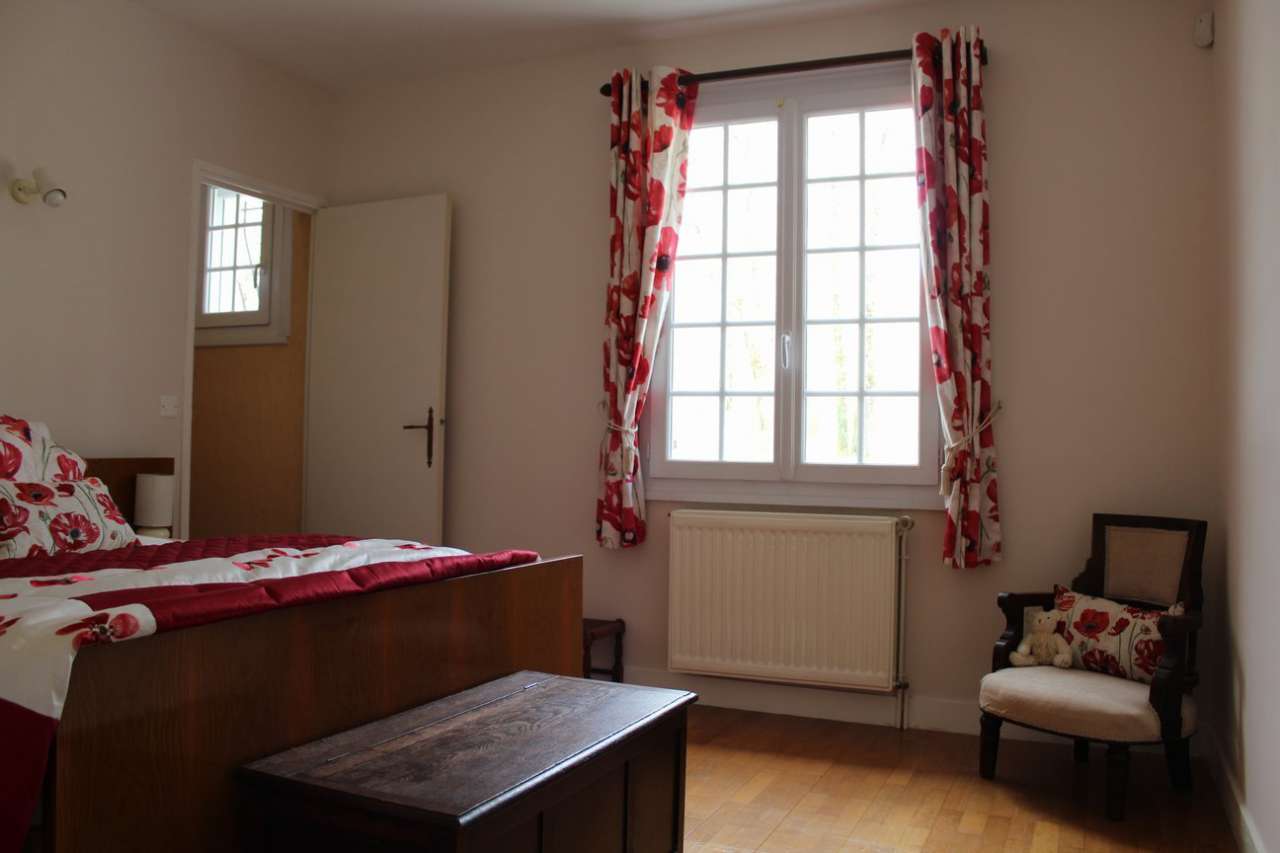 Situated in a quiet setting in Lisle, close to thriving villages and just 6